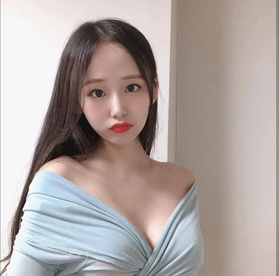 2020年9月6性感妩媚的妹子，身材够劲爆